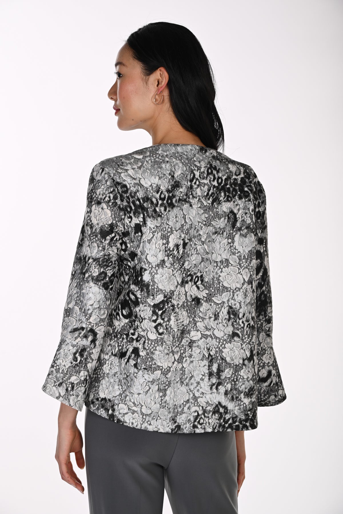 Frank Lyman Women’s Floral Print Knit Jacket 264167 – Grey/Black